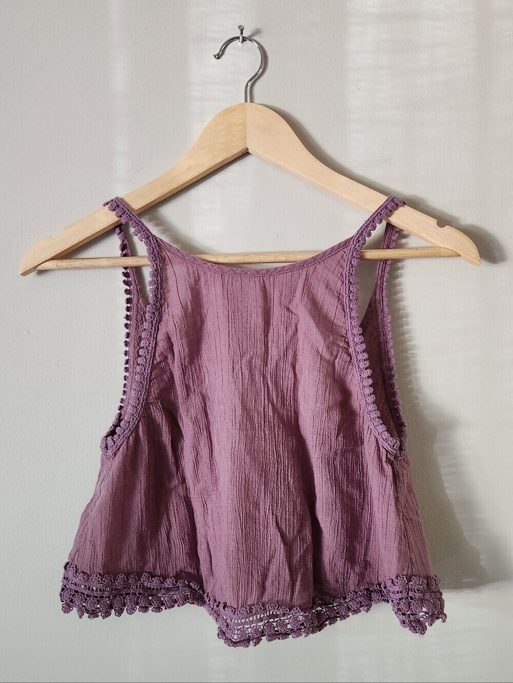 Aritzia Golden By TNA Lilac Crochet-Trim Cropped Top Sz XXS